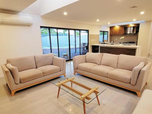 Army Bay Villa | Luxury Bay Vacation Home 5 Ensuites & Pool