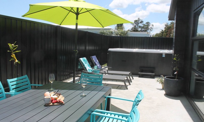 Martinborough House | Newly refurbished sleeps 10 in exclusive Pinot Grove, Martinborough plunge pool