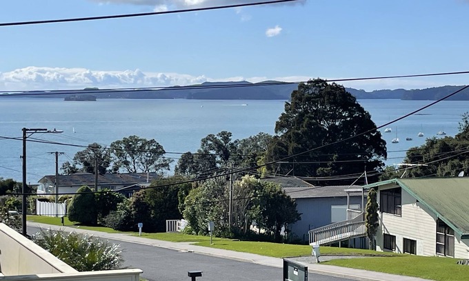 Algies Bay House | Newly renovated kiwi bach, spectacular ocean views, 2 minutes walk to the beach