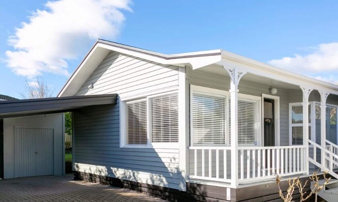 Taupo House | *No Service Fee* Across the Lake - Walk to Town