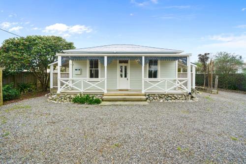 Martinborough House | Pendreigh Cottage - Martinborough Holiday Home