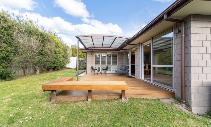 Silverdale House | Relax on Cottage Court - Silverdale Holiday Home