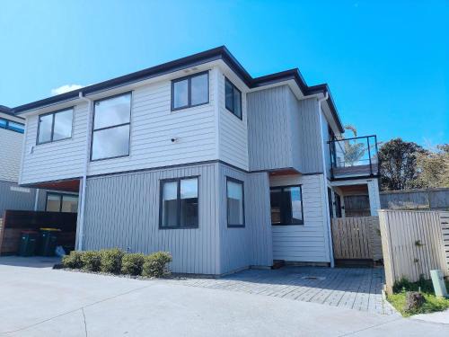 Hillcrest Villa | Stylish Family Retreat in Hillcrest Spa 4 Bedroom and Playroom