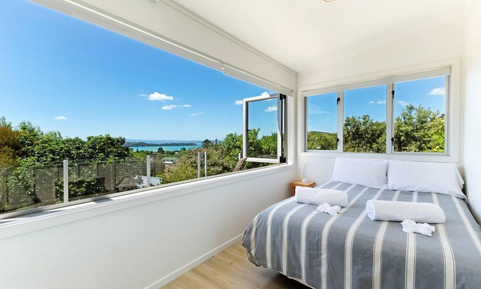 Oneroa House | Tiri Cottage - Sun-filled Cottage in the heart of Waiheke Island