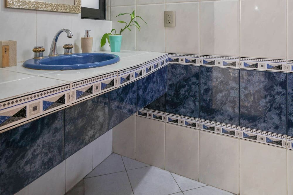 Photo of Bathroom in Burgos Bugambilias