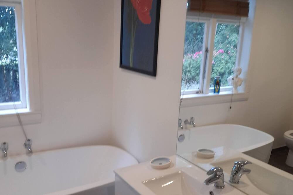 Photo of Bathroom in Waikuku Beach