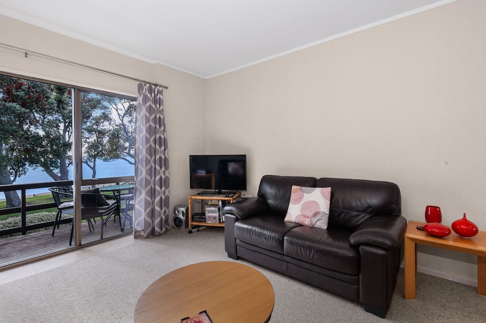 Photo of Livingroom in Snells Beach