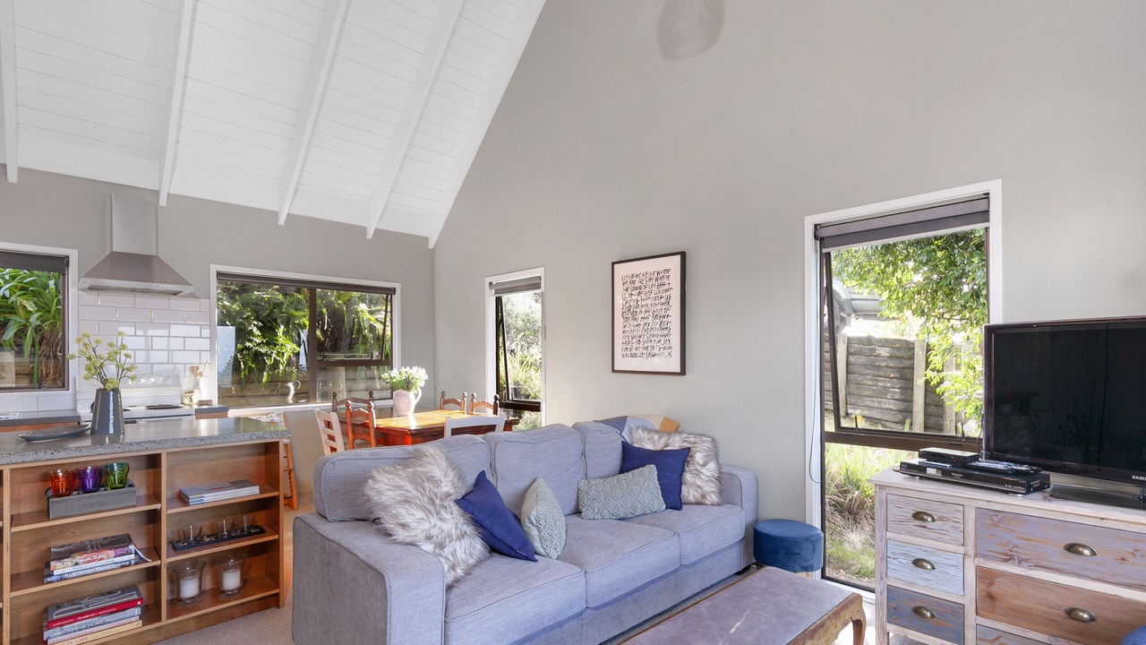Photo of Livingroom in Snells Beach