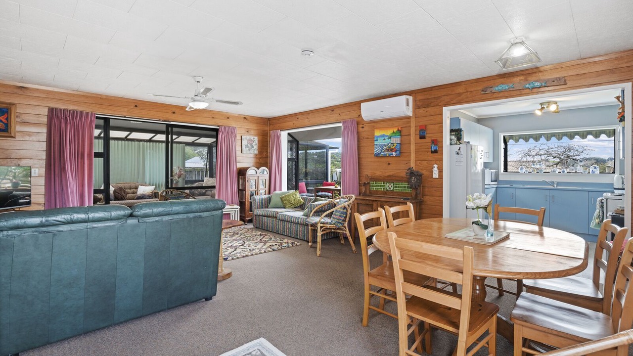 Photo of Livingroom in Snells Beach