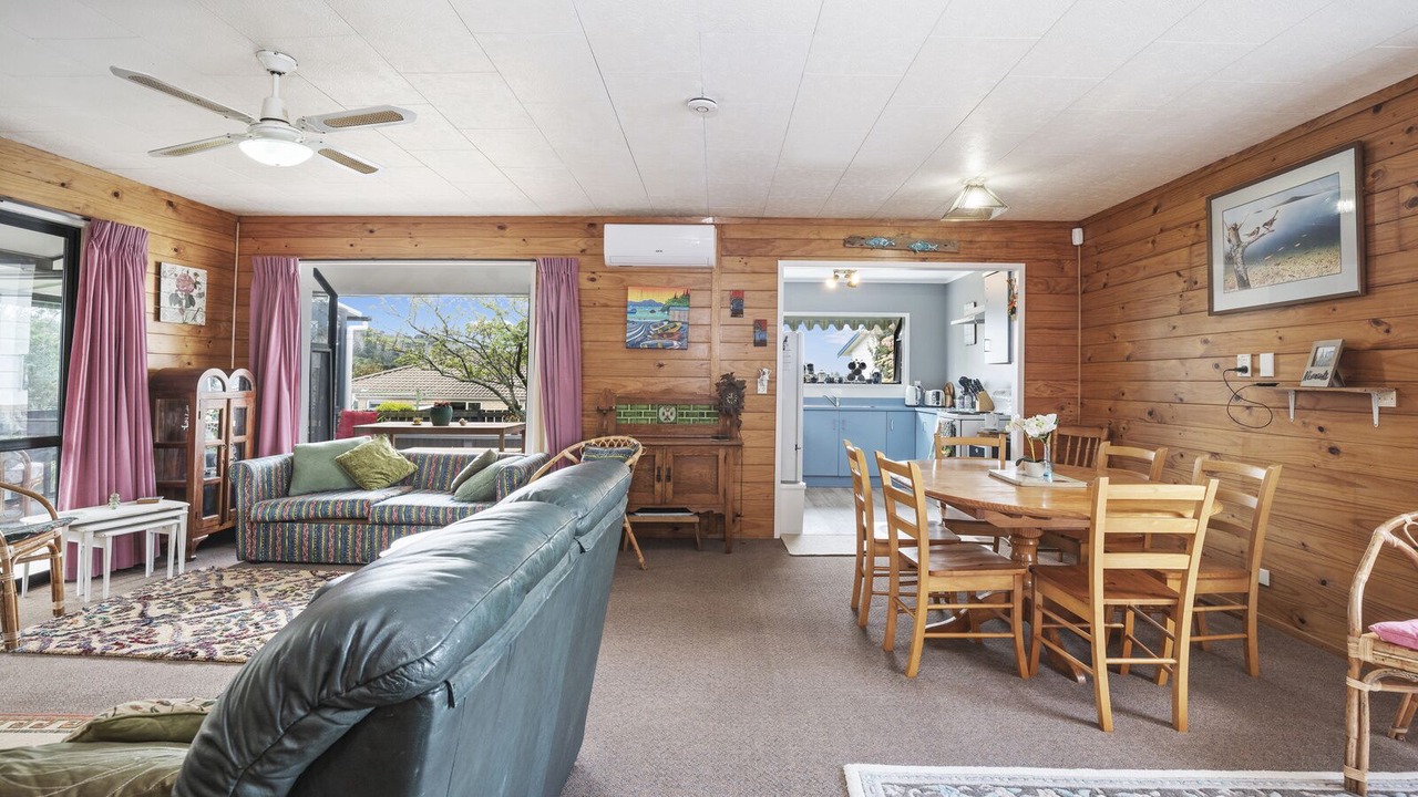 Photo of Livingroom in Snells Beach