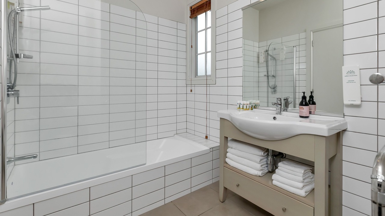Photo of Bathroom in Russell