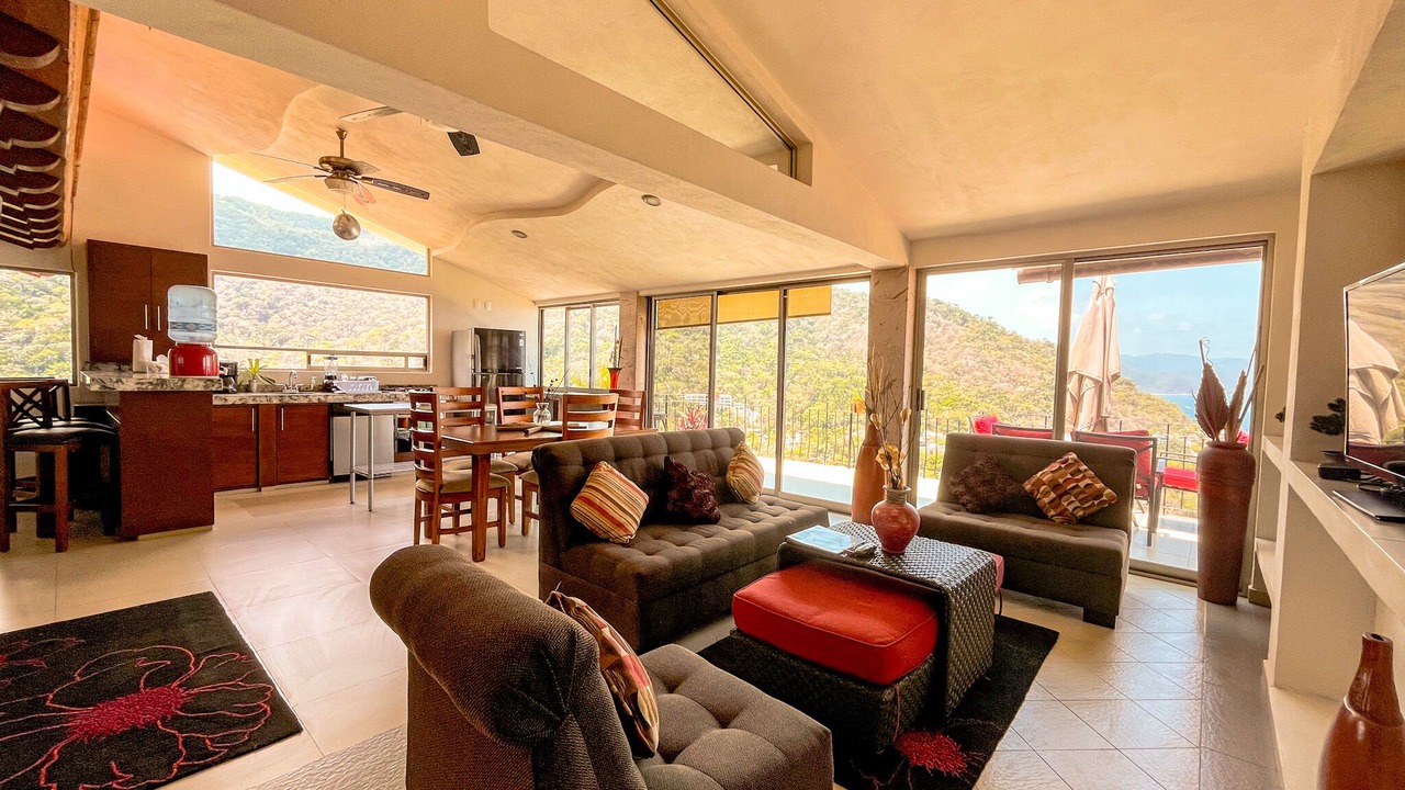 Photo of Livingroom in South Shore Hotel Area