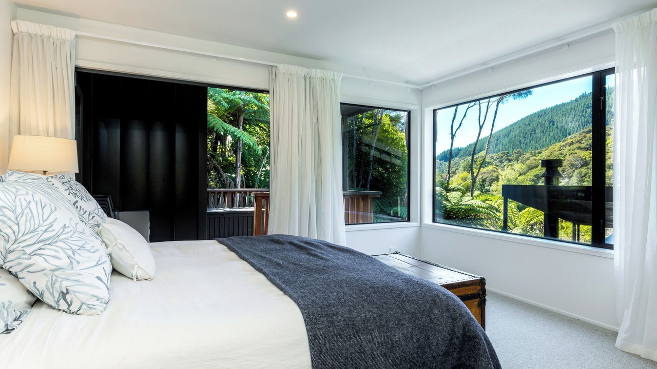 Photo of Bedroom in Moetapu Bay