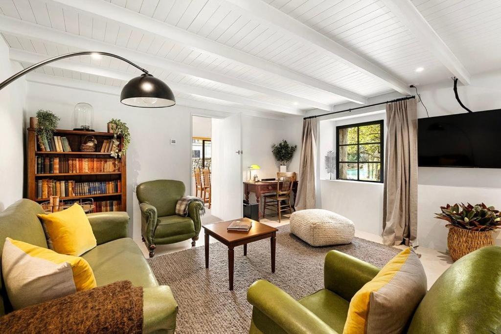 Photo of Livingroom in Albert Town