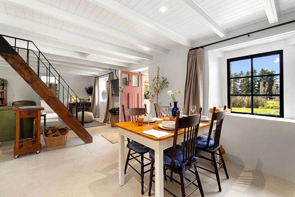 Photo of Livingroom in Albert Town