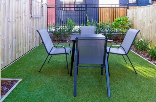 Henderson House | Prime West Auckland: 2Bedroom Townhouse