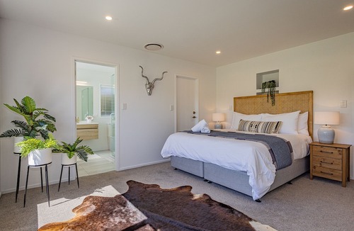 Kinloch House | Lake Haven on Montgomery - Kinloch Holiday Home