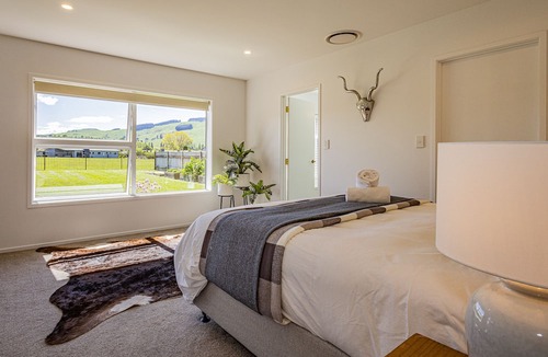 Kinloch House | Lake Haven on Montgomery - Kinloch Holiday Home