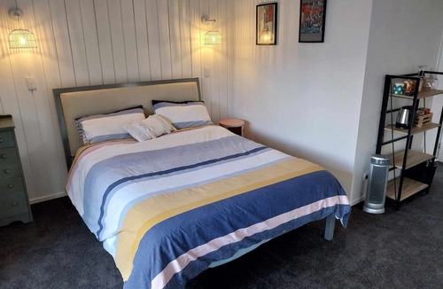 Snells Beach Apartment | Snells Beach Studio in quiet cul de sac 2 minutes walk to beach